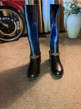 Woman’s size 9 black boots